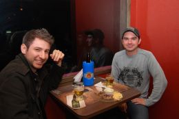 (Da esq. p/ dir.) João Brum e Luciano Berla também se divertem no Bohemia. Créditos: Andrewes Pozeczek Koltermann/Santa Maria