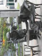 Estátua de Noel Rosa, localizada na entrada da famosa Vila Isabel. Créditos: Wikipédia