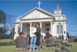 Na foto, o casal Wagner e Suelen Altermann, de Santa Maria. Eles registram a passagem por Vale Vêneto, localizado em São João do Polêsine. Créditos: Arquivo pessoal