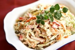 Uma apetitosa salada de frango se enquadra nesse perfil saudável e colorido. Créditos: Divulgação.