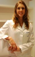 A Drª Fabíola explica que a medicina tem trazido grandes avanços na prevenção e no tratamento do envelhecimento cutâneo e que a tecnologia é o reflexo da evolução. Créditos: Liana Merladete