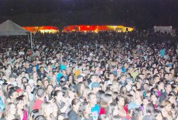 Na foto é possível verificar o sucesso de público. A imagem ilustra um dos momentos de entretenimento do evento. Créditos: Zapelinni