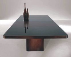 Padrões madeirados e laqueados, tampo vidrado ou madeirado, sistema modular de expansão e cada módulo possui dois lugares. Essas são algumas das vantagens do móvel. Créditos: Arquivo Abitare.