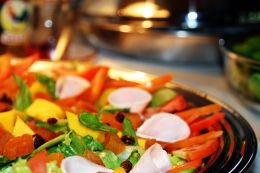 As saladas devem ser a base do cardápio, trazendo saciedade e bem estar. Créditos: Divulgação/stock