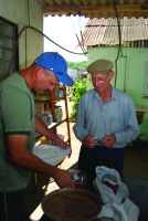 Na foto, com Nelson (à esq.), seu Jorge, comprovando a força da venda direta. Créditos: Andrewes Koltermann