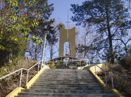 O Monumento à Nossa Senhora da Salete (foto) tem 77 degraus. Os agricultores da cidade dizem que, do alto, a Virgem olha por eles. Para quem não conhece a relação, a sua mensagem é de "Reconciliação do Homem e o Meio Ambiente ". Créditos: Divulgação