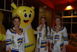 O REI DA FESTA: o Arrozito foi um dos destaques do evento. O mascote recebeu amavelmente cada um dos convidados, junto às soberanas, que esbanjaram simpatia e beleza. Créditos: Andrewes Pozeczek Koltermann