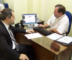 Luciano (dir.) ressalta que o produtor deve seguir o seu planejamento atentando para a fertilidade, tratos culturais e colheita. Créditos: Arquivo Agronutri
