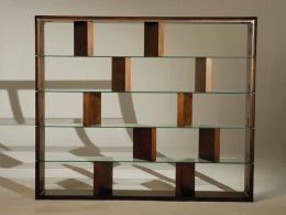 Padrões madeirados e prateleiras de vidro cristal compõe o design arrojado do móvel. Créditos: Arquivo Abitare.