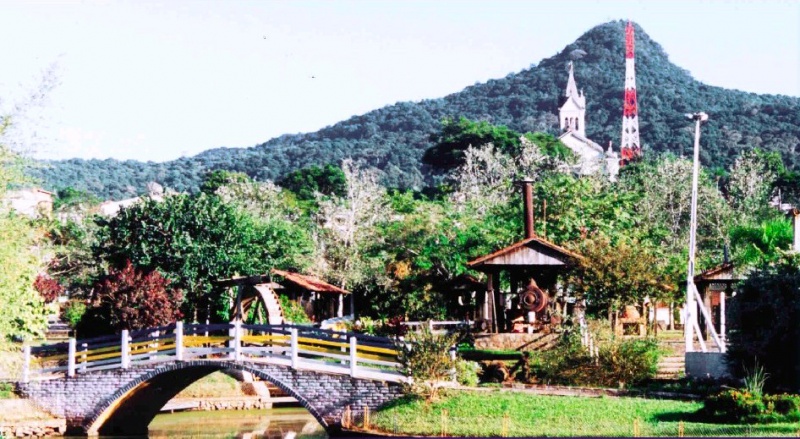 Arquivo:CapadafotoumpaginaumFoto parque.jpg