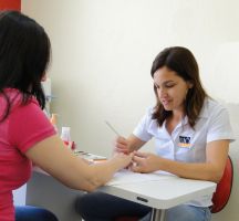 O salão oferece ainda serviço de manicure, pedicure, maquiagem, design de sobrancelhas, entre outros. Créditos: Andrewes Koltermann
