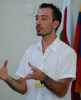 “Sabendo das intenções do Cappa e do trabalho desenvolvido até aqui, creio que o estudo confirme o mais difícil e mais importante passo inicial. A estrutura está pronta e não sou apenas otimista ao afirmar que os frutos trarão reflexos positivos em outros setores. Tenho certeza que se os poderes públicos realmente criarem ferramentas para o desenvolvimento e a população se comprometer em aprender e a valorizar a riqueza diversificada que a ronda, o futuro será promissor”. Michel Godoy, geólogo do Serviço Geológico do Brasil, palestrante no primeiro dia do evento, sobre o projeto Geoparque Quarta Colônia.