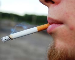 O cigarro deve ser evitado por homens e mulheres. O hábito pode contribuir para o desenvolvimento do câncer do colo de útero nelas e de bexiga neles. Créditos: Divulgação