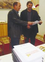 Presidente do legislativo municipal, Paulo Ricardo Marzari (à dir.) recebeu os projetos de lei para votação Créditos: Adriana Garcia