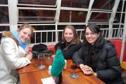 No Miau, as amigas (da esq. p/dir.) Martha Tarrago, Andrea Longhi e Ana Camila Antunes. Créditos: Andrewes Pozeczek Koltermann/Santa Maria