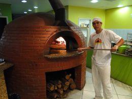 No Levaccia, você pode acompanhar todo o processo de produção da sua pizza. Créditos: Andrewes Pozeczek Koltermann