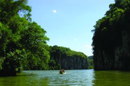 Um acesso diferente. Uma paisagem natural ímpar. Muito verde. Um ar gostoso de respirar. Um caminho bonito para seguir. Esse é um raro percurso em contato com a natureza, tão diferente quanto à dificuldade em acreditar que um lugar como esse esteja tão perto. Logo alí. Na Quarta Colônia, em Pinhal Grande. Créditos: Arquivo Administração Municipal