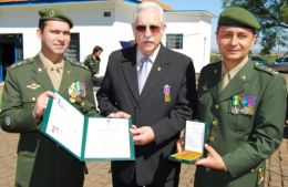Na foto, Almeida junto dos Comandantes Ricardo José Alves (Esq.) e Selmo Umberto Pereira (Dir.) Créditos: Andrewes Pozeczek Koltermann