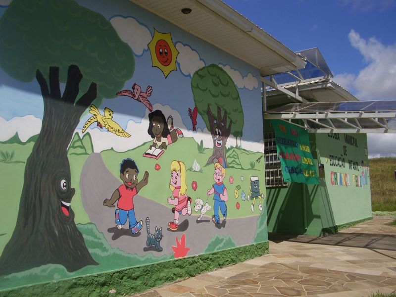 Arquivo:Escola criança feliz.jpg