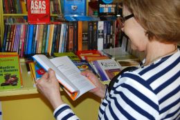 No último dia 04 foi anunciando que a marca já era de 25 mil livros vendidos. O registro é referente até às 22 horas de 03 de maio. Entre as histórias mais procuradas fizeram sucesso A Cabana, de Willian P.Young, A Fada Belinha, da santa-mariense Onilse Pozzobom, Eclipse, de Stephenie Meyer, Isadora no Parque Encantado e Outras Historinhas, de Auri Sudati e Leite Derramado, de Chico Buarque. Créditos: Andrewes Pozeczek Koltermann