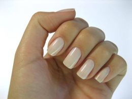 Cores claras: Nude é palavra de ordem quando o assunto são unhas. Fica a dica. Créditos: Divulgação