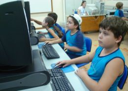 Na rede: O Colégio Marista Roque é um exemplo inserido no contexto. A informática é um instrumento de apoio pedagógico às disciplinas curriculares, pois possibilita ao aluno ferramentas e recursos diversificados para a construção do conhecimento. Créditos: Assessoria de Comunicação Colégio Roque