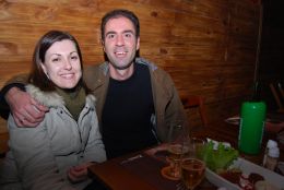 Caroline Luzardo e Alexandre Doeller curtem a noite no Locomotiva Bar. Créditos: Andrewes Pozeczek Koltermann/Santa Maria