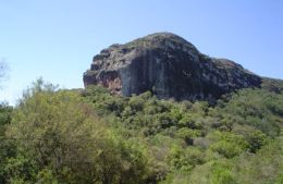 As pedras gêmeas que fazem parte da relação de mistério e lendas que habitam o município receberam o nome de Pedra do Segredo. Conta a história que teria sido ela o local escolhido pelos guaraní para guardarem tesouros e relíquias antes de partirem para a Batalha de Coiboaté. Créditos: Arquivo Prefeitura Municipal