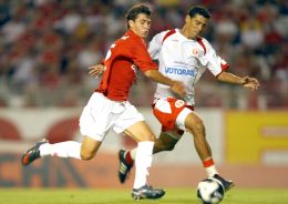 Para quem não sabe, o Esporte Clube Internacional de Santa Maria surgiu da idéia de se criar um clube de futebol que pudesse fazer frente ao Riograndense Futebol Clube, que na época era uma potência com reconhecimento em toda a região e no Estado, e que representava a comunidade ferroviária de nossa cidade. Nascia assim, a rivalidade das torcidas e o clássico Rio-Nal. Créditos: www.esportesite.com.br