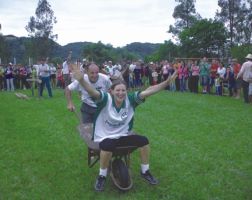 A corrida com carrinho de mão faz sucesso entre os participantes e diverte o público. Créditos: Arquivo Emater/Divulgação