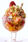 Opções diversas no almoço e uma sobremesa regada a frutas e sorvete é uma combinação perfeita. A delícia é fácil de elaborar em casa e, se decorada, pode render uma opção especial. Créditos: Divulgação