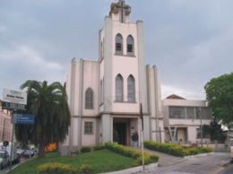 A igreja que vemos hoje teve a sua pedra fundamental lançada em 1890, dois anos após a abolição da escravatura no Brasil. Foi construída em cima do cemitério Santa Cruz com os tijolos que formavam seu muro. Créditos: Divulgação