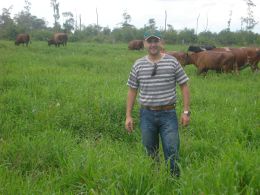 Giuliano Souza, responsável pela Gerência de Divisão das Sementes Gasparim no Rio Grande do Sul mostra o desempenho da pastagem na Fazenda Santa Catarina. Créditos: Arquivo Sementes Gasparim