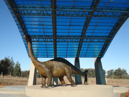 A entrada da cidade já revela o ingresso em um território de descobertas científicas. Créditos: Liana Merladete