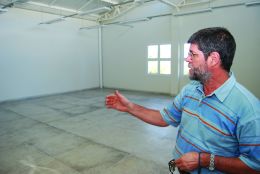 O secretário executivo do Condesus mostra os espaços que contemplarão biblioteca, salas de aula, de pesquisa, áreas técnicas, de preparo, entre outras. Créditos: Andrewes Pozeczek Koltermann/doisac.com