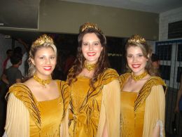 A Rainha Kelly Malmann e as princesas Laís Bicalho e Joana Nicola, da 14ª Fenarroz, despediram-se na festa. Créditos: Andrewes Pozeczek Koltermann