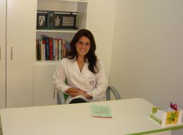 “É muito gratificante quando começo a observar o resultado do meu trabalho. Como profissional e como ser humano, sinto-me realizada quando percebo evolução no tratamento dos pacientes”, revela Aline Ramos Tusi (foto), fonoaudióloga formada pela UFSM e especializanda em psicopedagogia na URI – Santiago. Atuando na rede de ensino municipal em Santiago e em clínica particular, Aline trabalha nas áreas de voz, linguagem oral, linguagem escrita, motricidade orofacial e Fonoaudiologia Escolar. Créditos: Arquivo ZH
