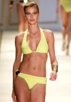 Une cores flúour, uma tendência no verão 2010, com acessórios metalizados. Créditos: Divulgação/site Chic