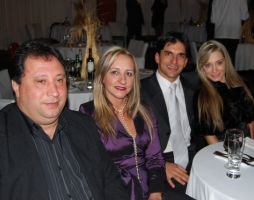 (Esq. p/ Dir.) Edson Moraes, Diretor de Divulgação da Fenarroz, conferiu a solenidade de abertura da 15ª edição da Fenarroz, acompanhado da esposa, Marisa Moraes, do genro Mário Ilha e, da filha Pâmela.
