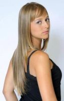 Cabelo: Quando o assunto é cabelo, mechas douradas, carameladas ou platinadas são tendência. Cortes desfiados, arrumados com pomada nas pontas para garantir um visual mais jovem e contemporâneo são uma boa pedida. Créditos: Divulgação