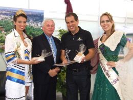 A Rainha Mariana Amaral e Érico Razzera junto ao presidente e embaixatriz da Festa da Uva, em Caxias do Sul. Créditos: Arquivo Fenarroz