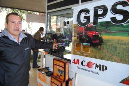 O diretor Edmilson Azevedo mostra o GPS que a empresa trouxe como destaque para a feira. Créditos: Andrewes Pozeczek Koltermann