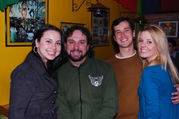 A aniversariante Nicole Tirloni (de azul, à dir.), comemorou o aniversário com os amigos, também no Mariachis. Na foto, com ela (da esq. p/dir.), Bruna Taschetto, Paulo Mezzomo e Diego Marinho. Créditos: Andrewes Pozeczek Koltermann/Santa Maria