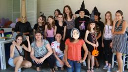 Na foto, está a Adriana Fighera, Suzane e Luciana juntamente com seus alunos em uma atividade cultural na Escola Fisk de Camobi. Créditos: Arquivo Fisk