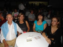 Paulo Figueiró e Helena da Rosa com amigos.