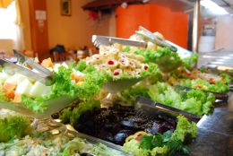 A carne e o colorido da salada são incomparáveis. Créditos: Andrewes Pozeczek Koltermann