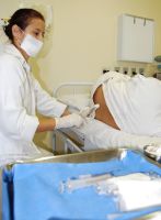 Segundo a Drª Márcia e a Drª Miriam, ouvir o paciente para diagnosticar todos os possíveis causadores de dor é fundamental. Depois, o procedimento ideal marca o tratamento. Créditos: Andrewes Pozeczek Koltermann