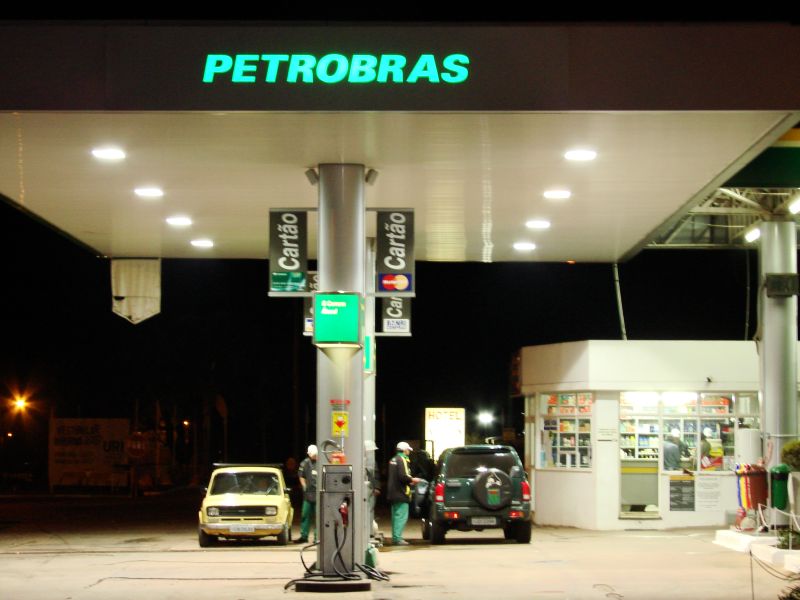 Arquivo:Foto batista. pág.7fotodoispetrobras.JPG