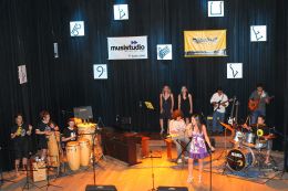 Os chamados Improviso, Musishow e os workshops são projetos de destaque. Mas os holofotes apontam para as Apresentações Internas, onde os alunos têm a oportunidade de mostrar um pouco daquilo que estão aprendendo em sala de aula, para outros colegas, ou mesmo pais e amigos. Créditos: Arquivo Musiartes