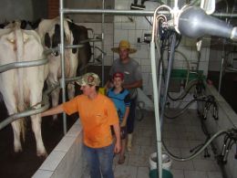 Na foto, seu Cargnelutti, a esposa e um dos filhos. Créditos: Arquivo Emater